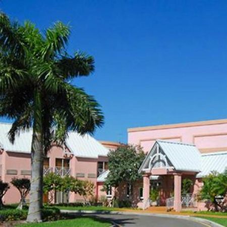 Comfort Suites Paradise Island Creek Village Exterior foto
